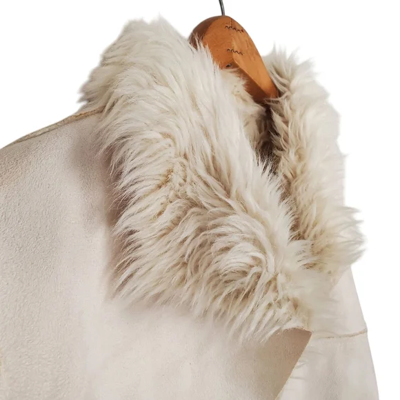 Pistachio Women's Cream Faux Fur Vest. MED - Picture 2 of 10